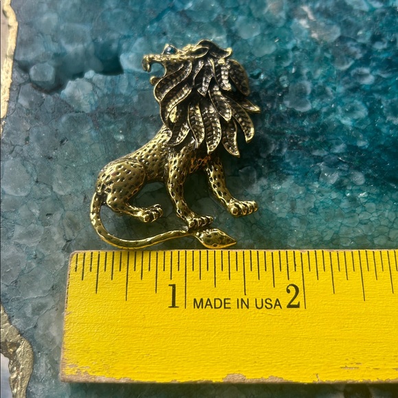Vintage Gold Lion Brooch - Picture 5 of 5